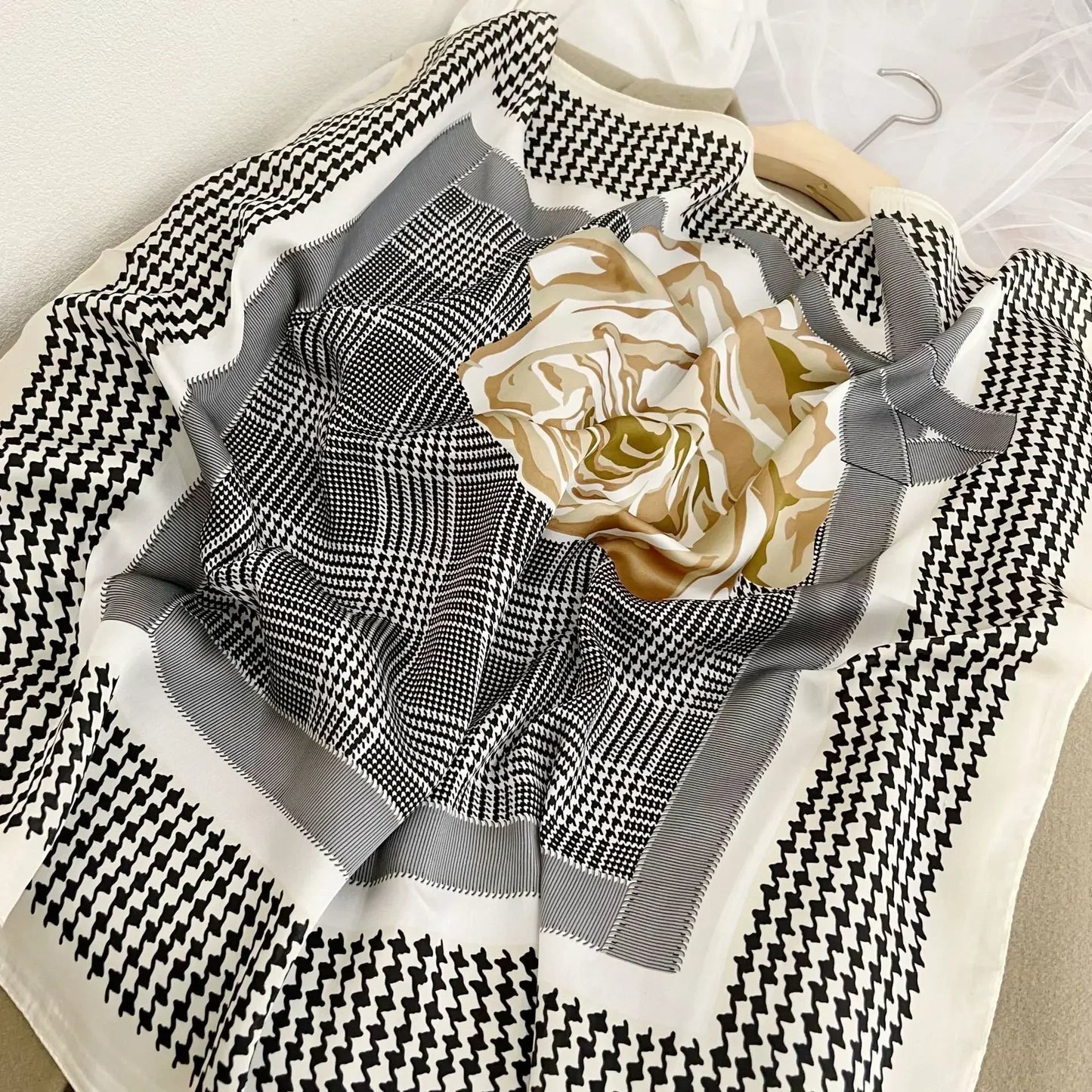 🧣 Pañuelo de Satén Geru Giraffe – Elegancia y Versatilidad